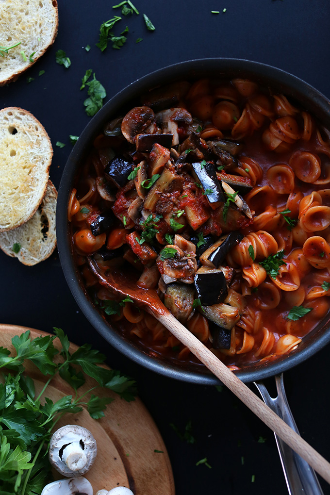 Sliced bread alongside a skillet of our Vegan 1-Pot Pasta recipe