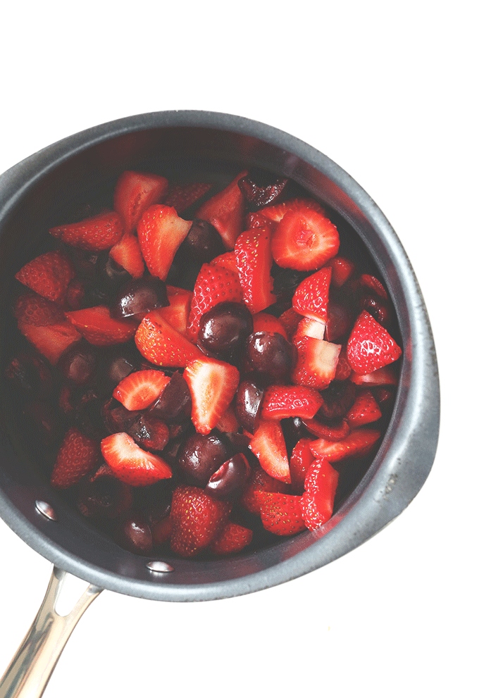 Saucepan showing before and after photos of our simple homemade fruit compote