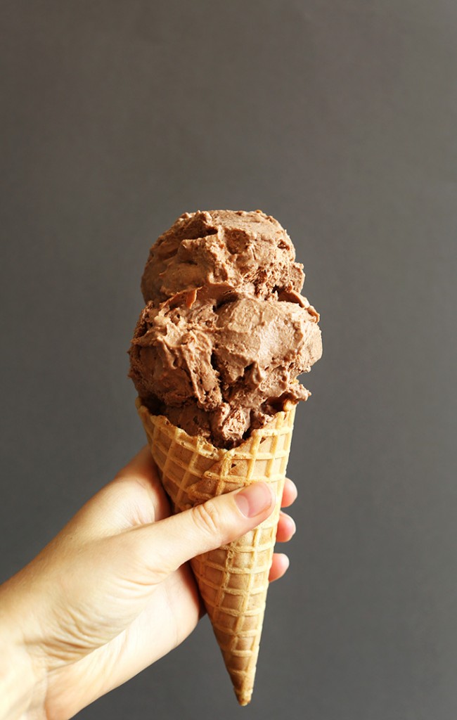 EASY NO CHURN Vegan Chocolate Ice Cream! 5 ingredients and NATURALLY sweetened with dates! #vegan #glutenfree #healthy