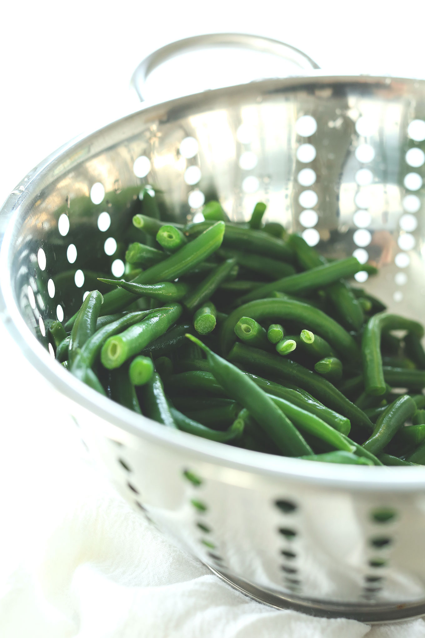 Colander with freshly washed and trimmed green beans