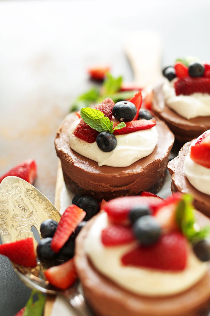 AMAZING Vegan Chocolate Cheesecakes | 10 ingredients and NO BAKING required! #vegan #glutenfree