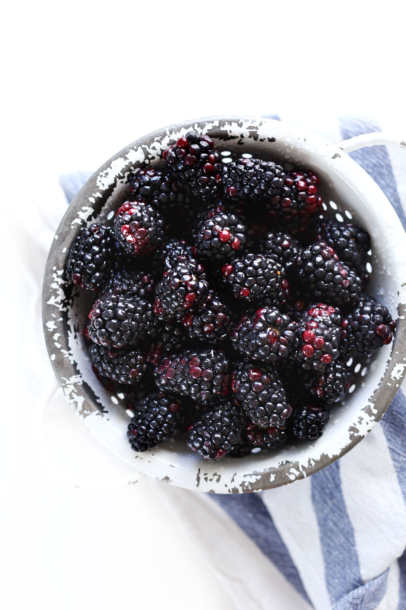 Freshly washed blackberries for making homemade gluten-free vegan cobbler