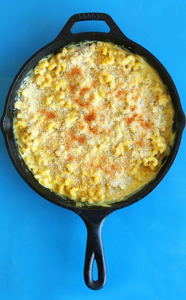 VEGAN Garlic Mac n Cheese! So creamy and cheesy you'd never guess it was dairy free #dinner #vegan #recipe #minimalistbaker #plantbased