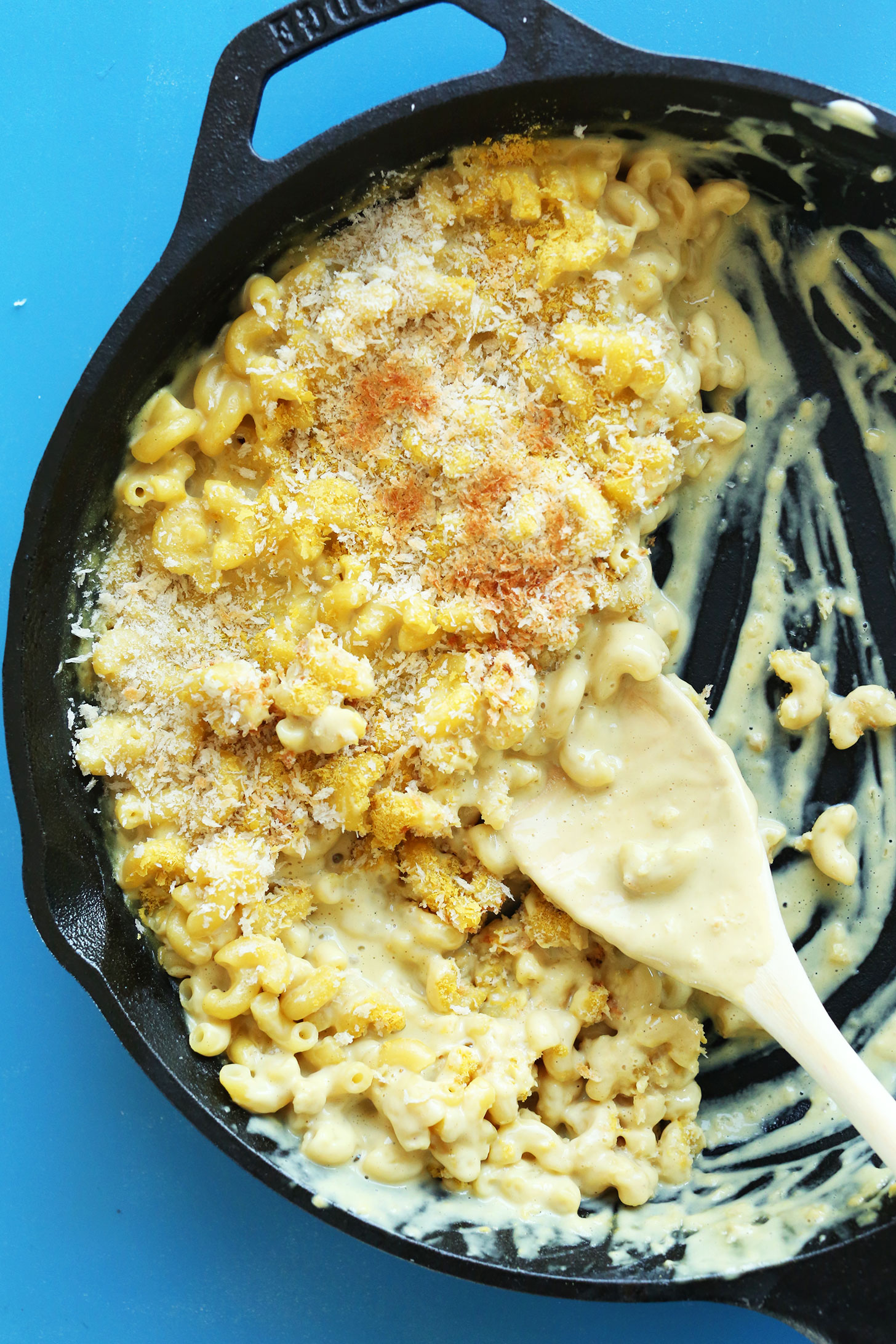 Cast-iron skillet filled with homemade Vegan Garlic Mac n Cheese