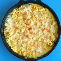 Cast-iron skillet filled with Vegan Garlic Mac n Cheese