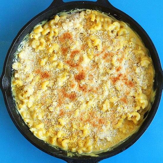 Cast-iron skillet filled with Vegan Garlic Mac n Cheese