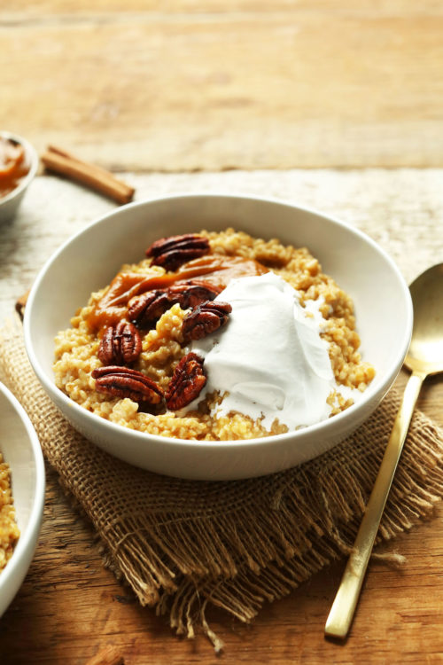 Bowl of Pumpkin Pie Oats for a gluten-free vegan fall breakfast