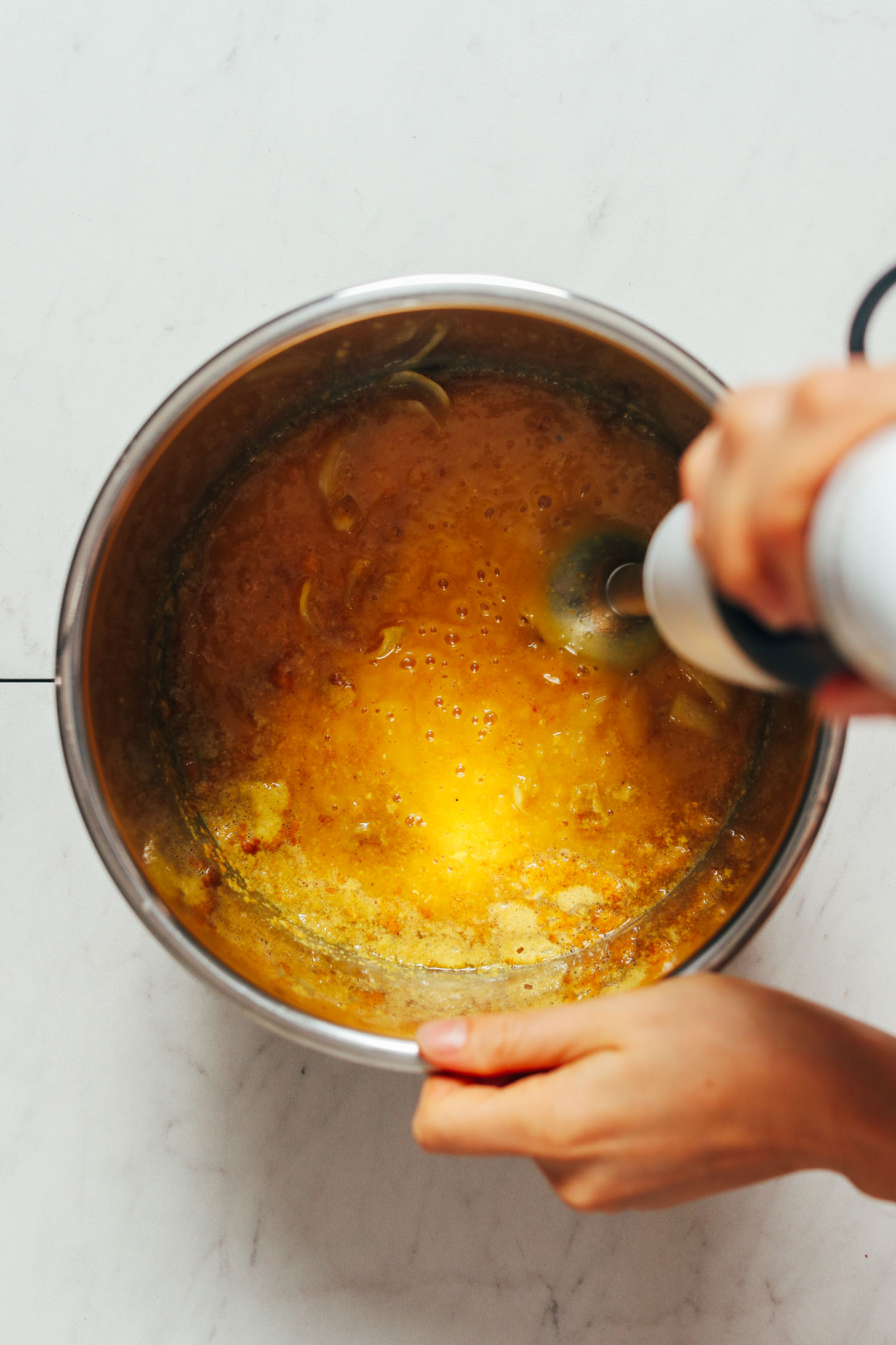 Puréeing yellow split peas to make soup