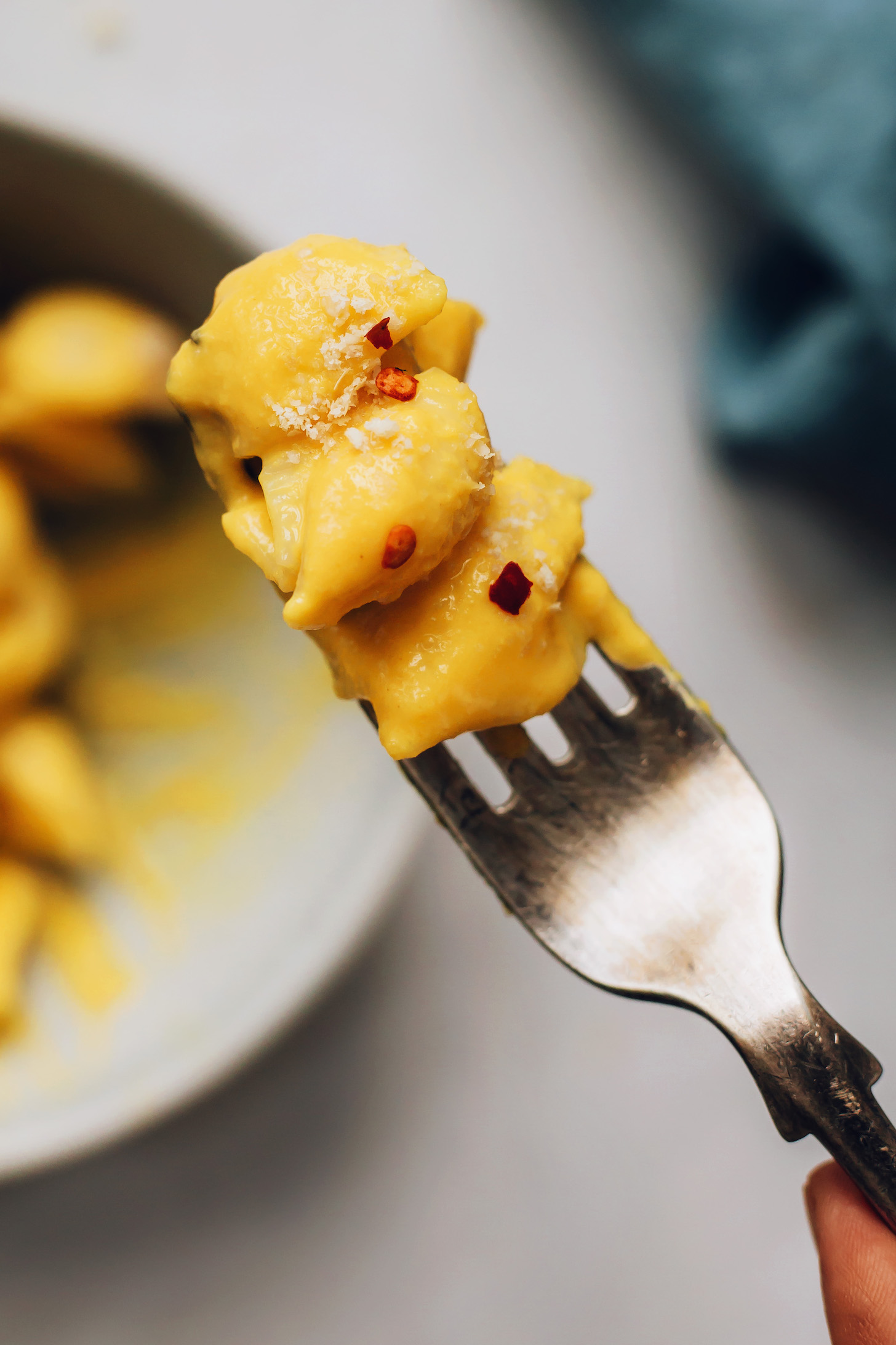 Fork with a bite of Vegan Mac and Cheese