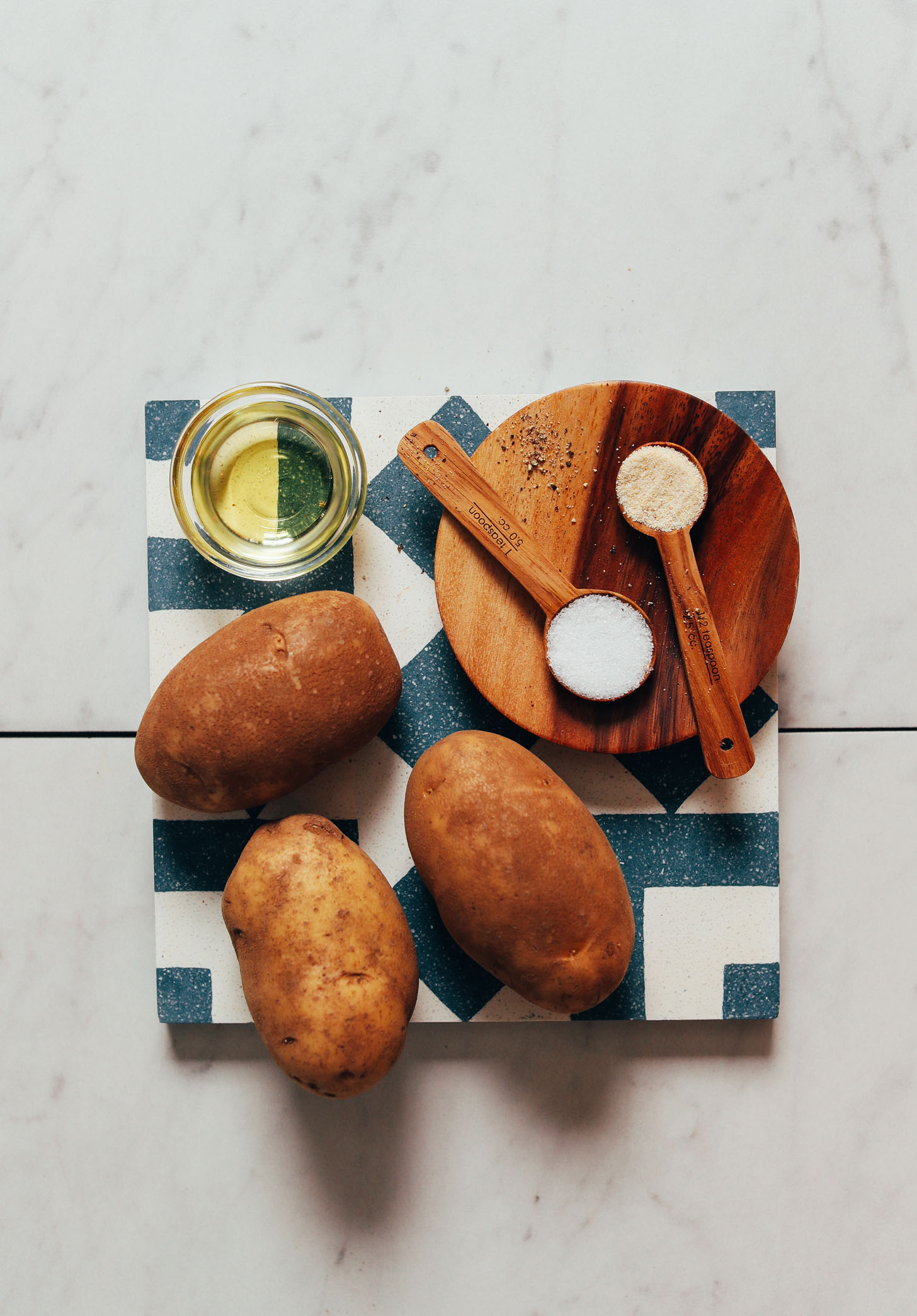 Russet potatoes, avocado oil, salt, pepper, and garlic powder