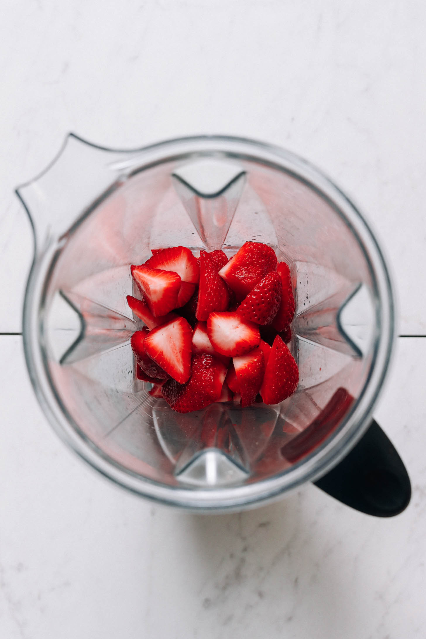 Blender with fresh strawberries
