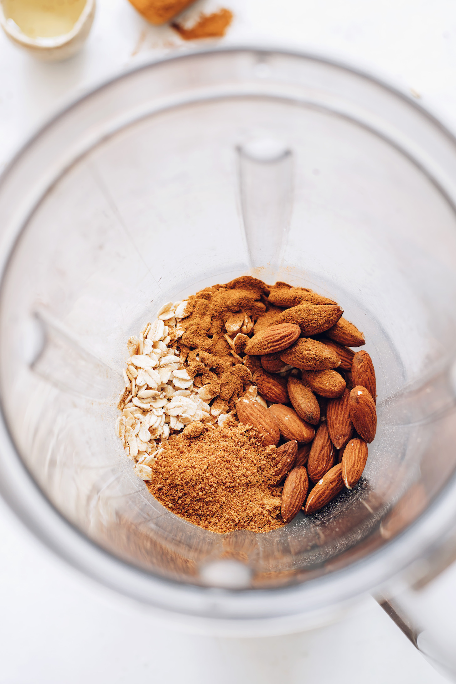 Oats, almonds, coconut sugar, pumpkin pie spice, and salt in a blender