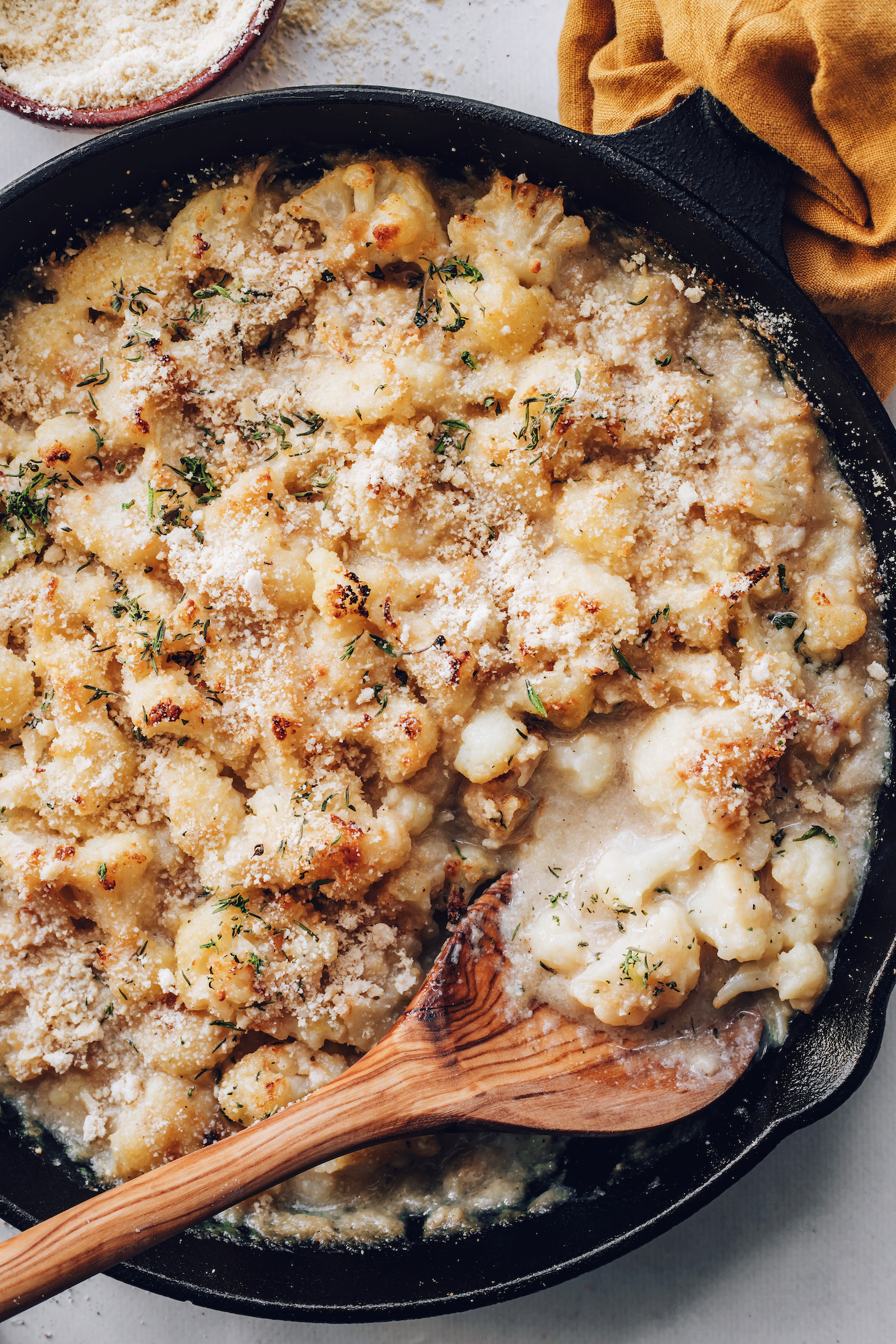 Cast iron skillet of creamy cauliflower gratin