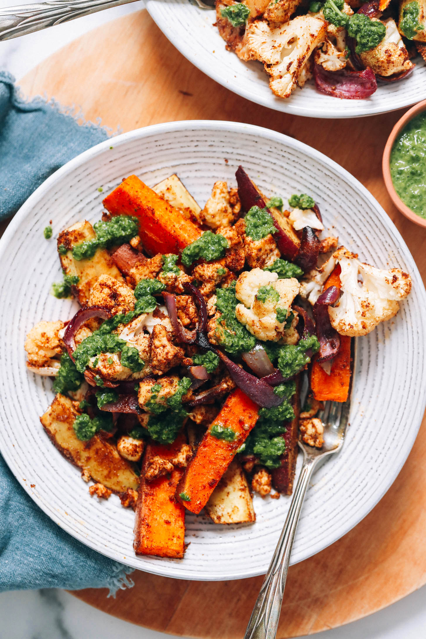 Tandoori tofu and vegetables topped with green chutney