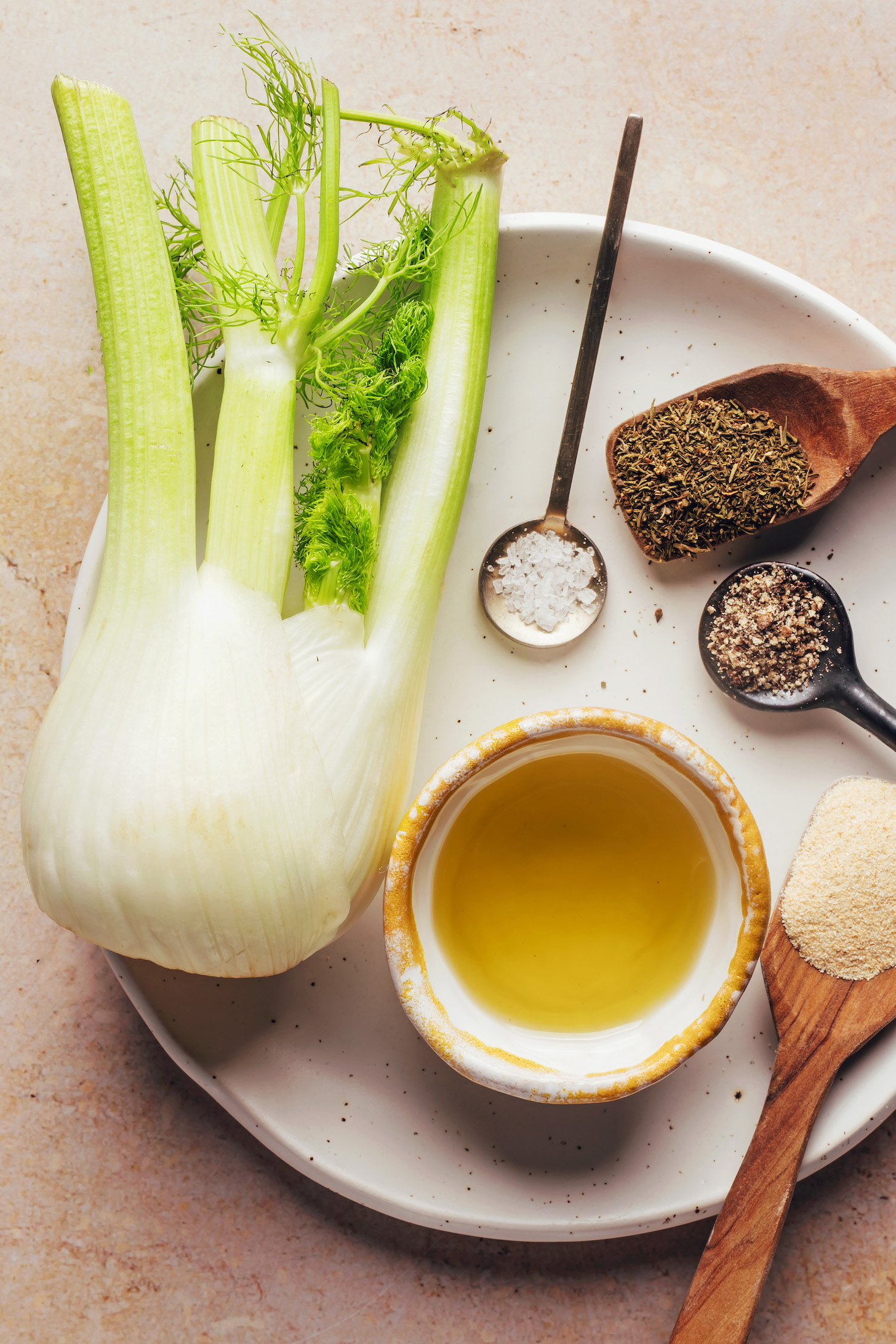 Fennel bulb, olive oil, garlic powder, black pepper, dried thyme, and salt