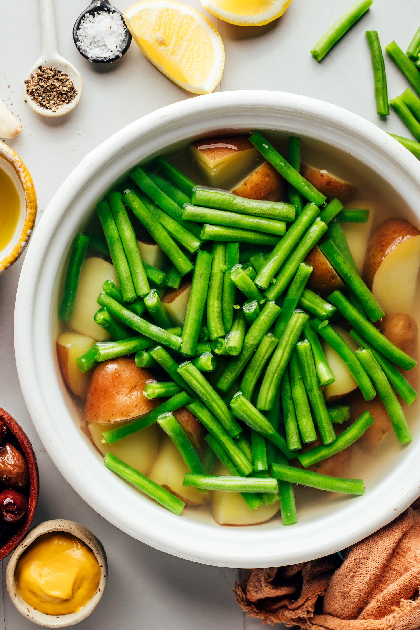 Cooking green beans and potatoes in a saucepan